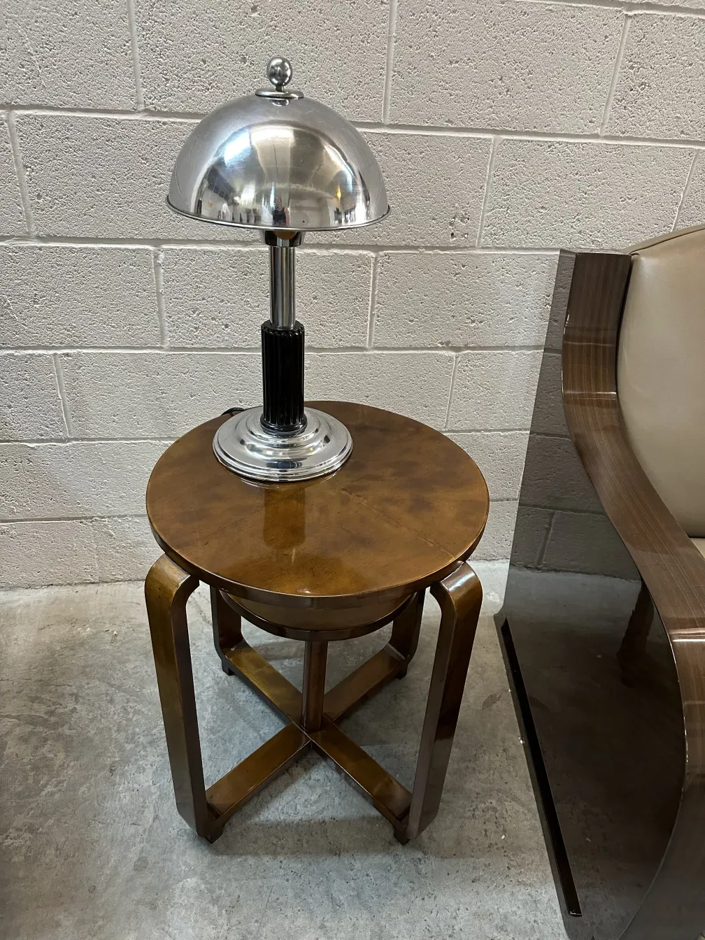 petite table ancienne ronde avec lampe argentée