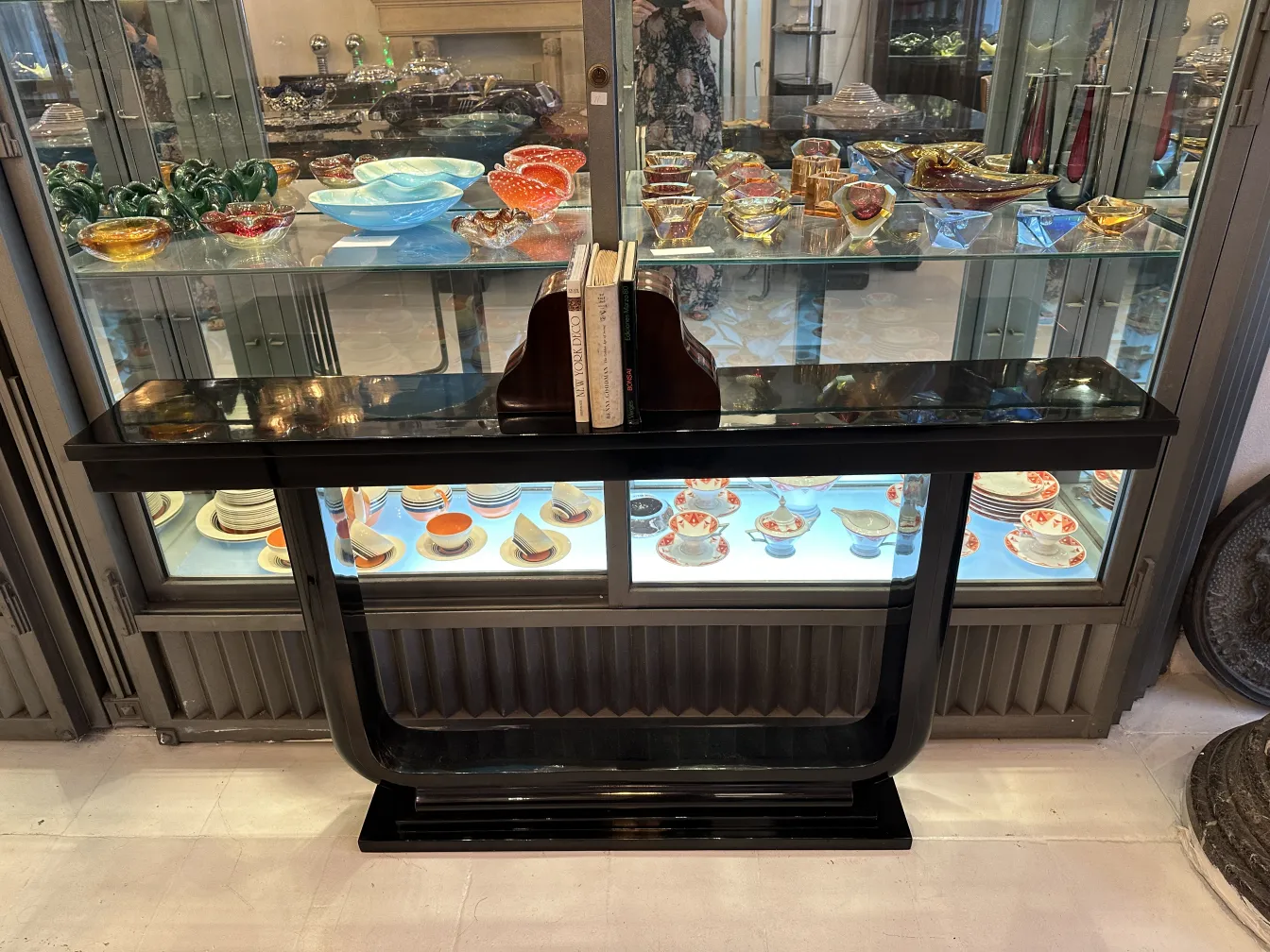 艺术新潮风格的优雅书挡与装饰性瓷器展出。