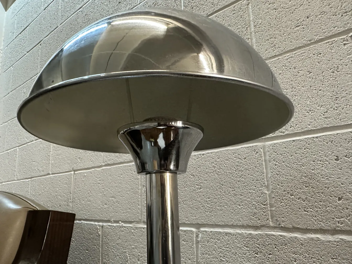 tavolino antico lucido con design accattivante