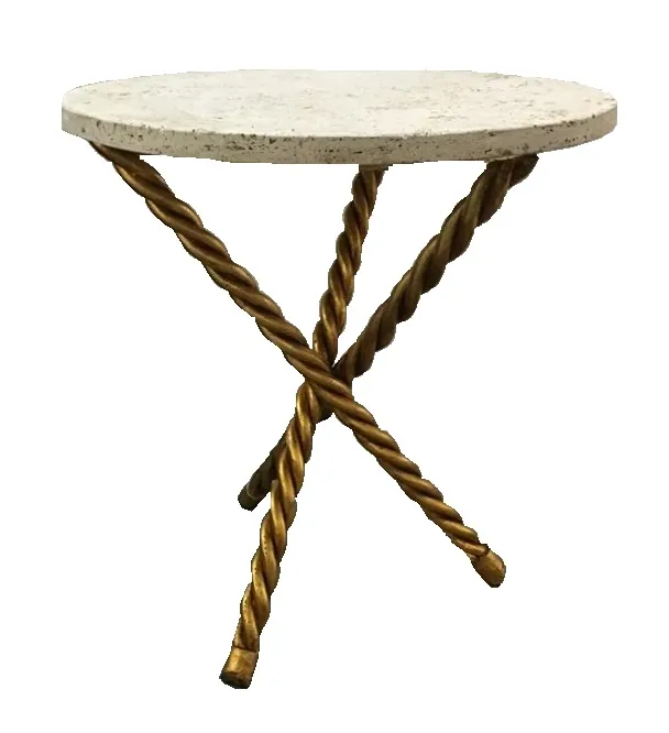 2 petites tables anciennes avec des pieds en spirale dorés