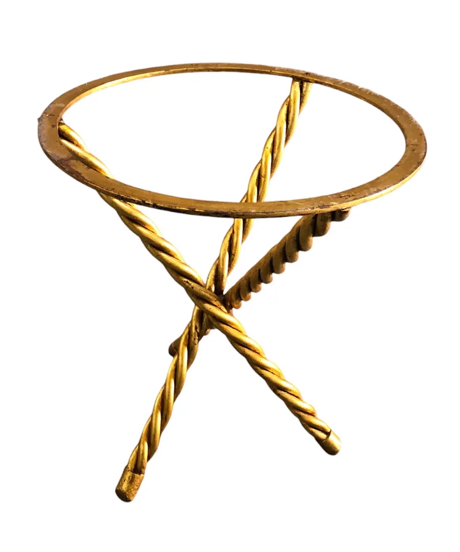 Deux petites tables anciennes avec un design décoratif charmant