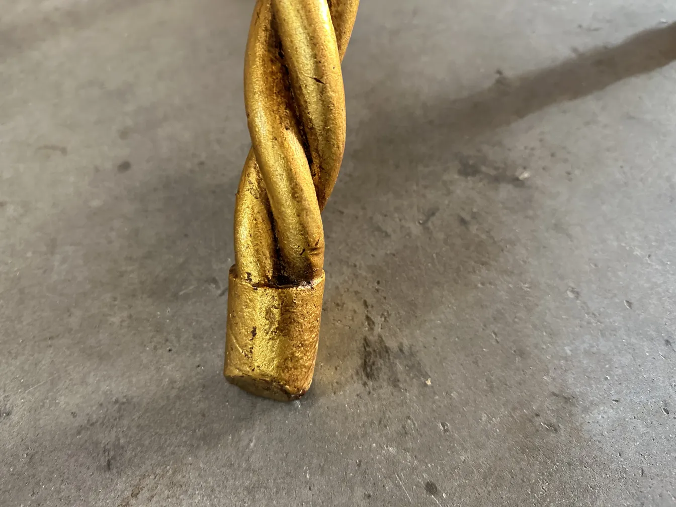 dos mesitas antiguas con un diseño decorativo y elegante