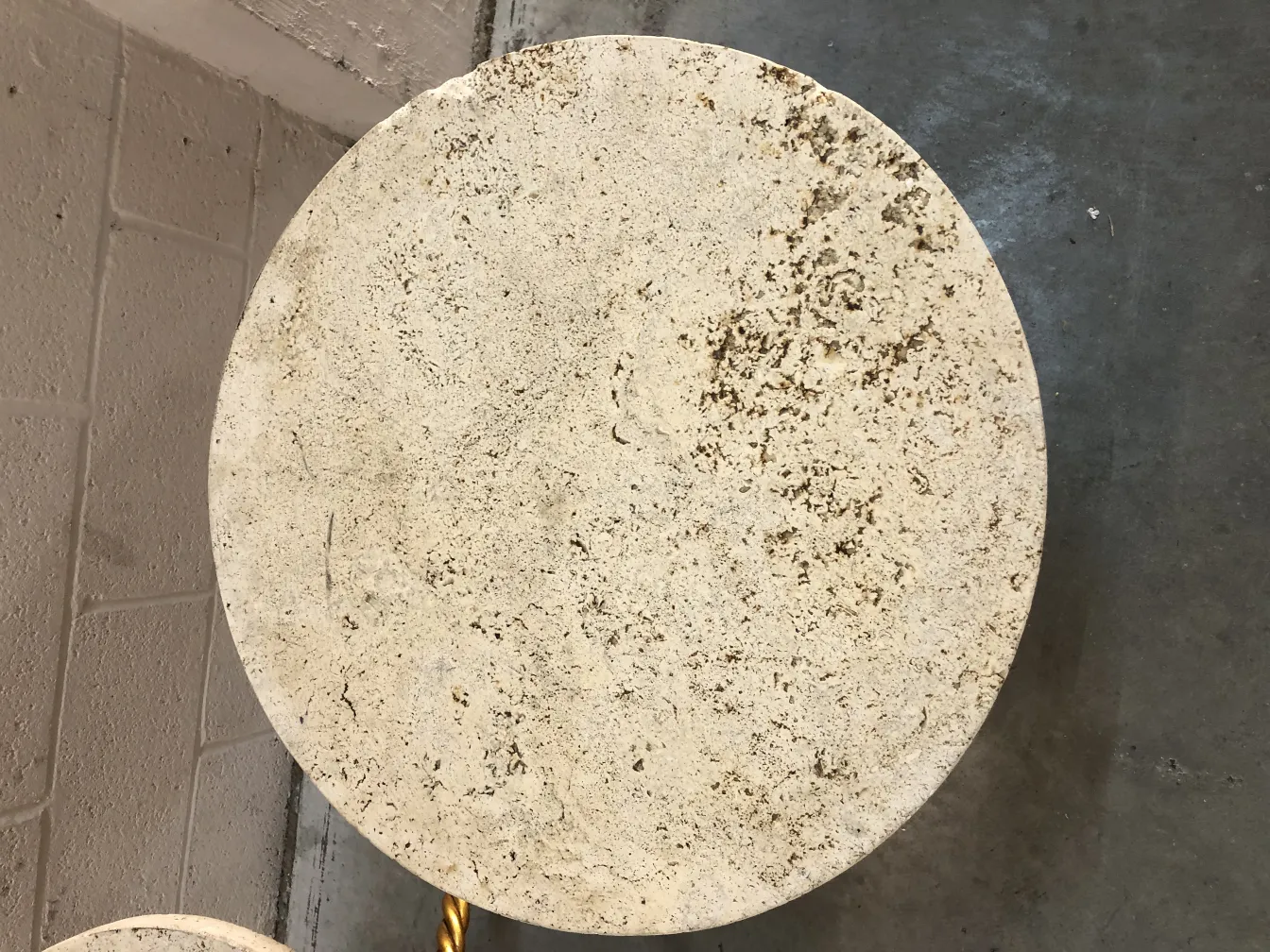 Dos mesitas antiguas de forma redonda con detalles decorativos