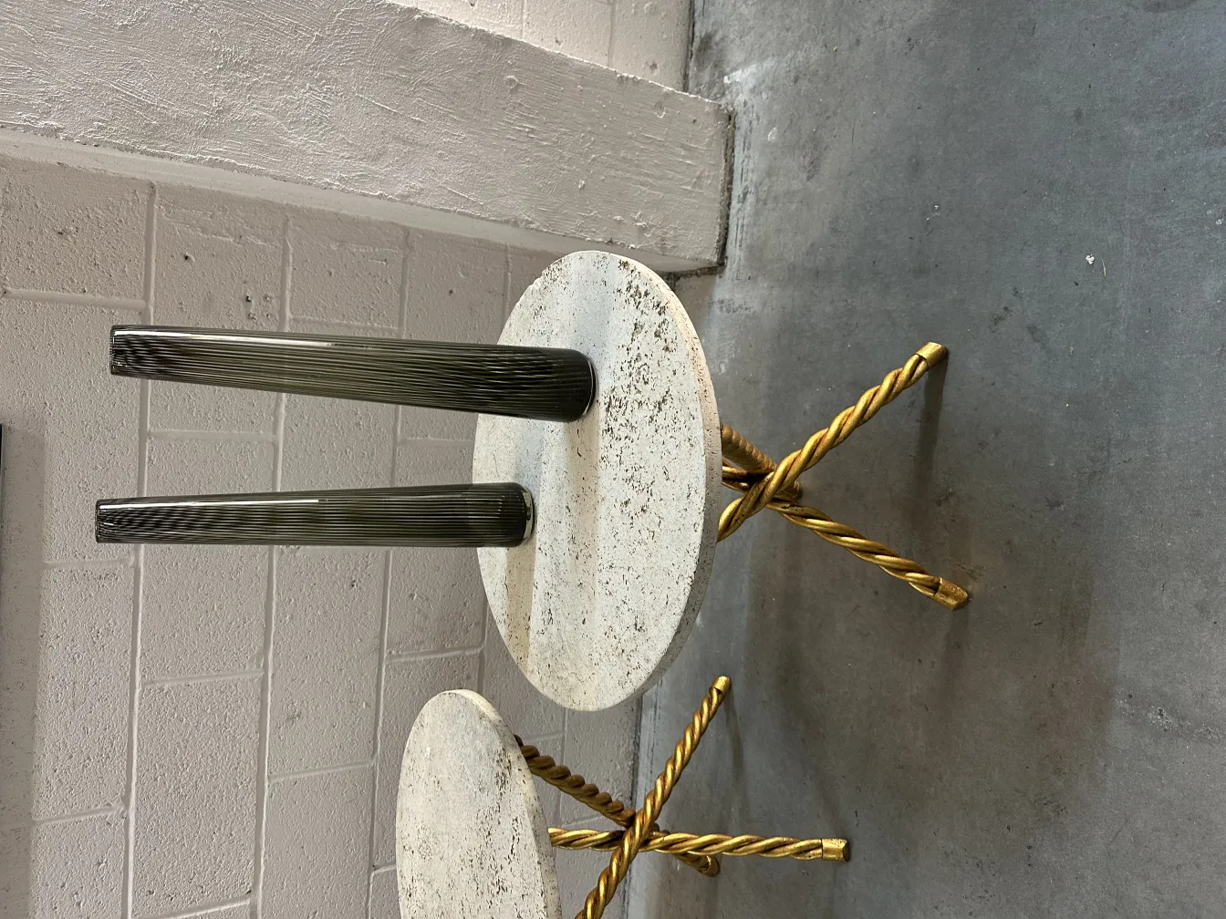 Conjunto de 2 mesitas antiguas con patas decorativas, ambiente moderno.