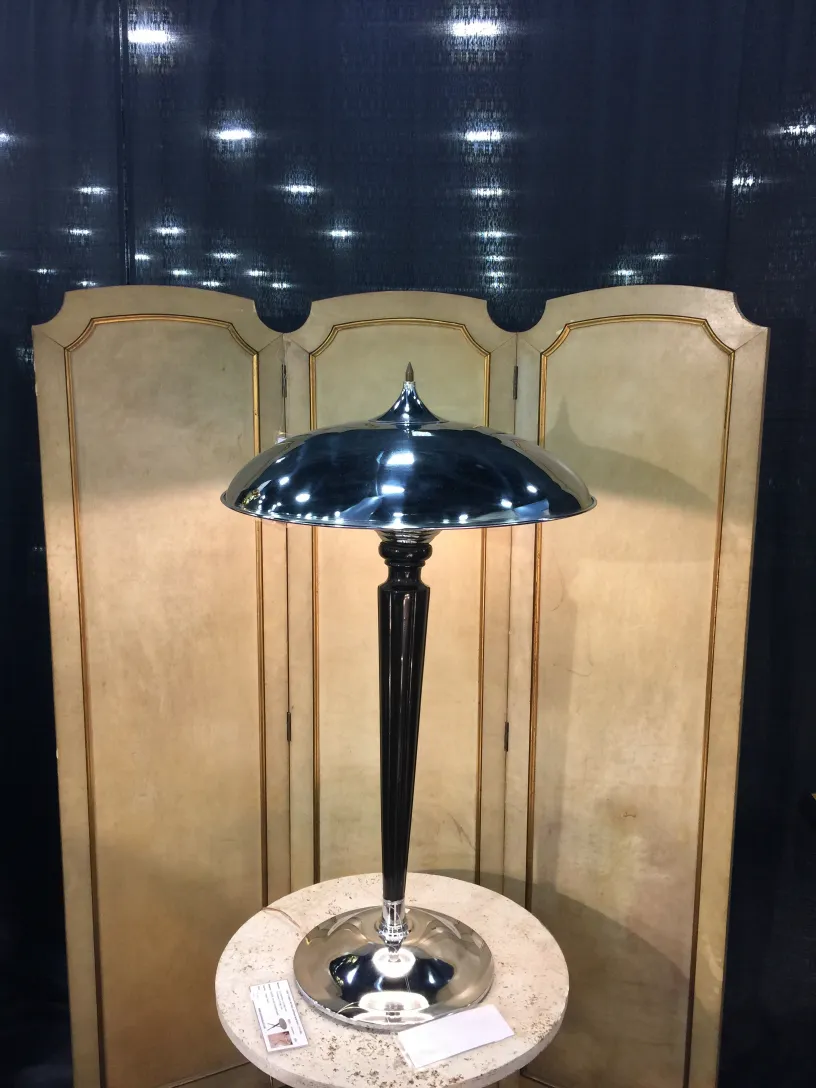 2 mesitas antiguas con diseño estilizado, ubicadas en un entorno elegante