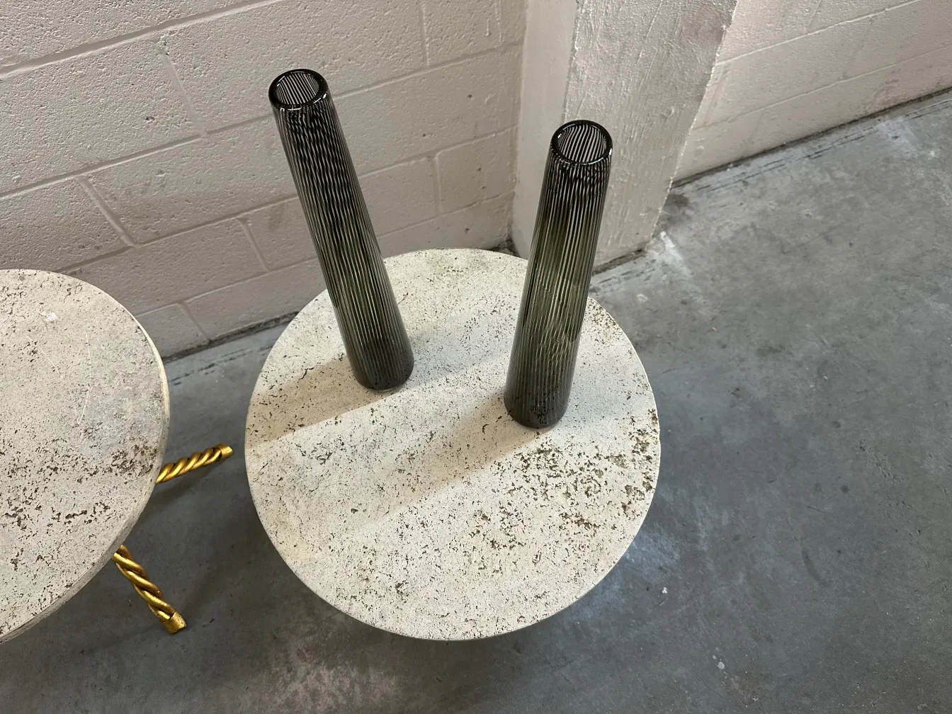 모던한 환경에 있는 둥근 디자인의 오래된 작은 테이블 2개