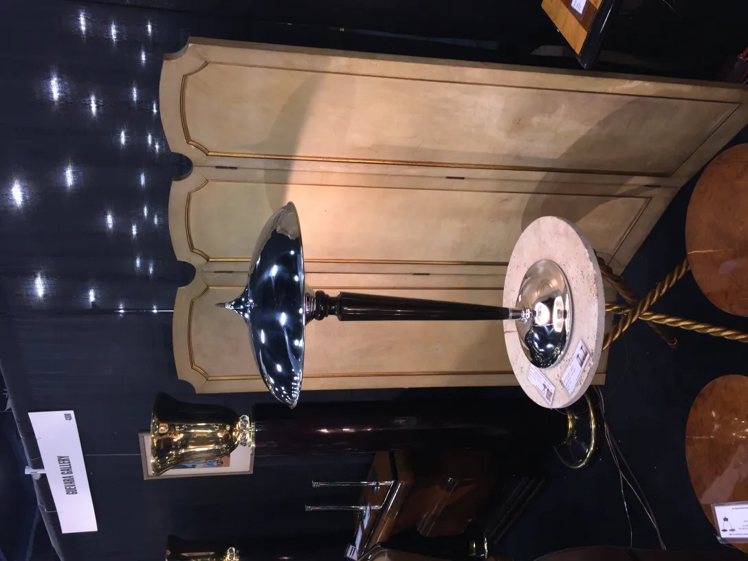 Два антикварных маленьких стола в элегантной обстановке с привлекательным дизайном.