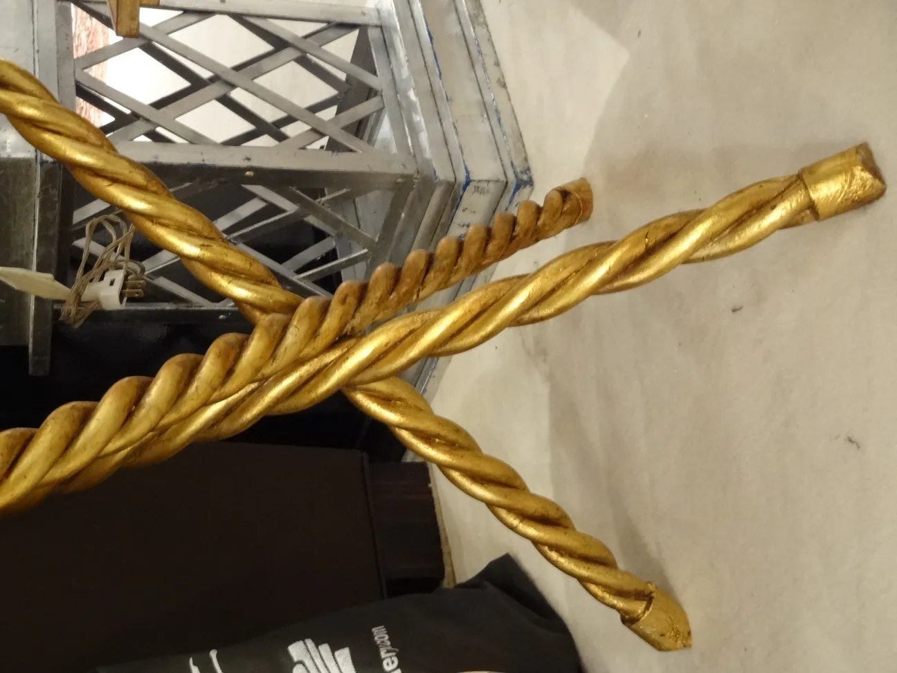 due tavolini antichi con gambe dorate a spirale, in un ambiente elegante