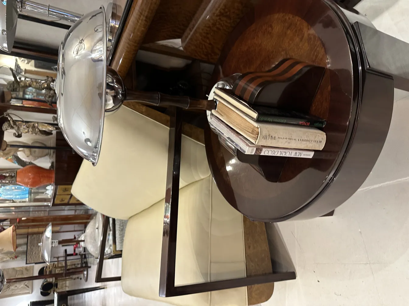 Suportes para livros antigos em um ambiente elegante, cercados por móveis modernos.