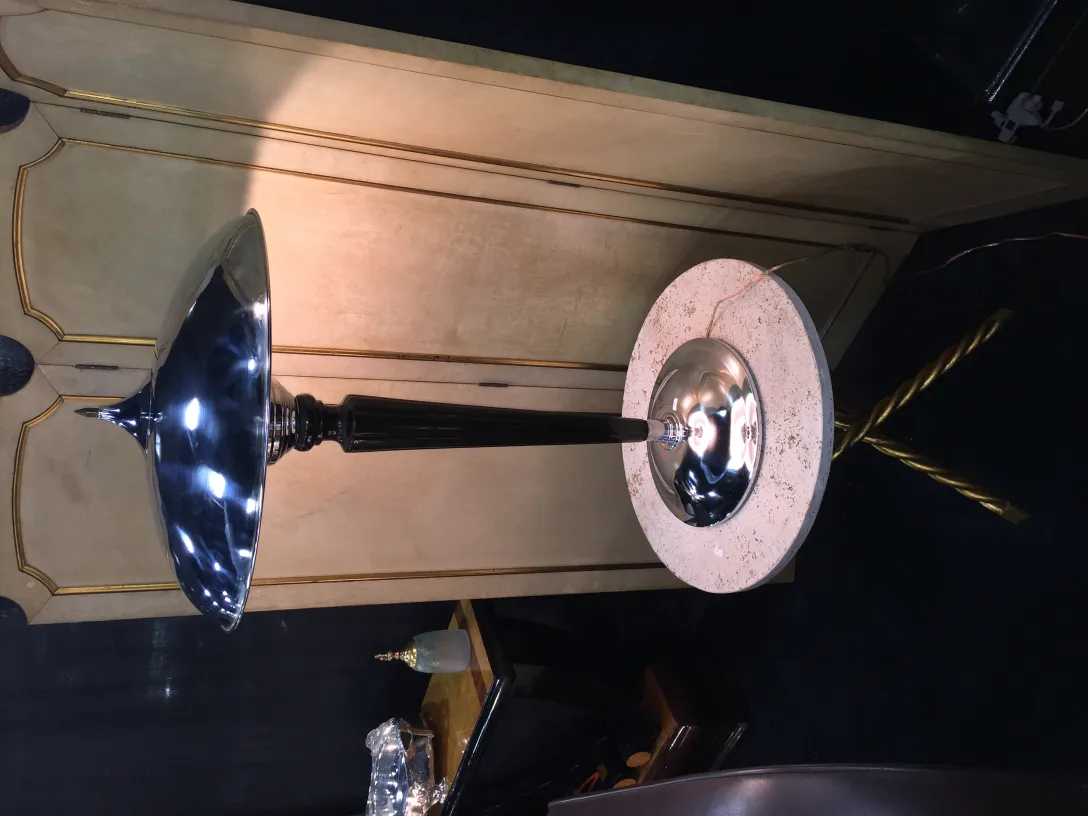 Deux petites tables anciennes dans un environnement décoratif élégant