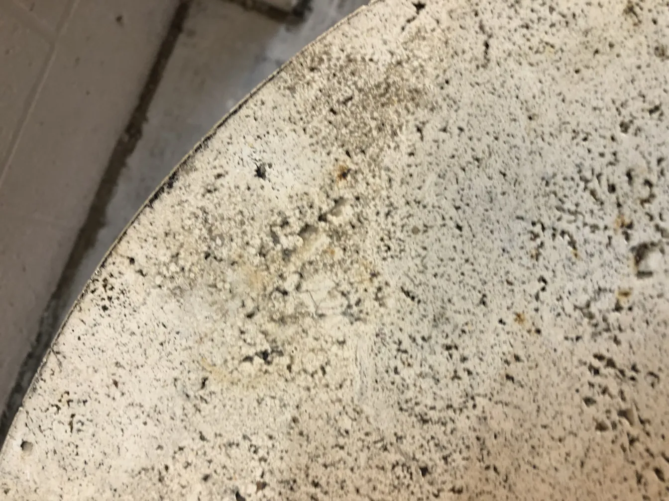 Duass mesinhas antigas com superfície decorativa