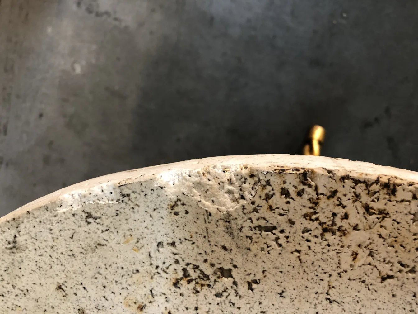 Deux petites tables anciennes avec finition décorative et design unique