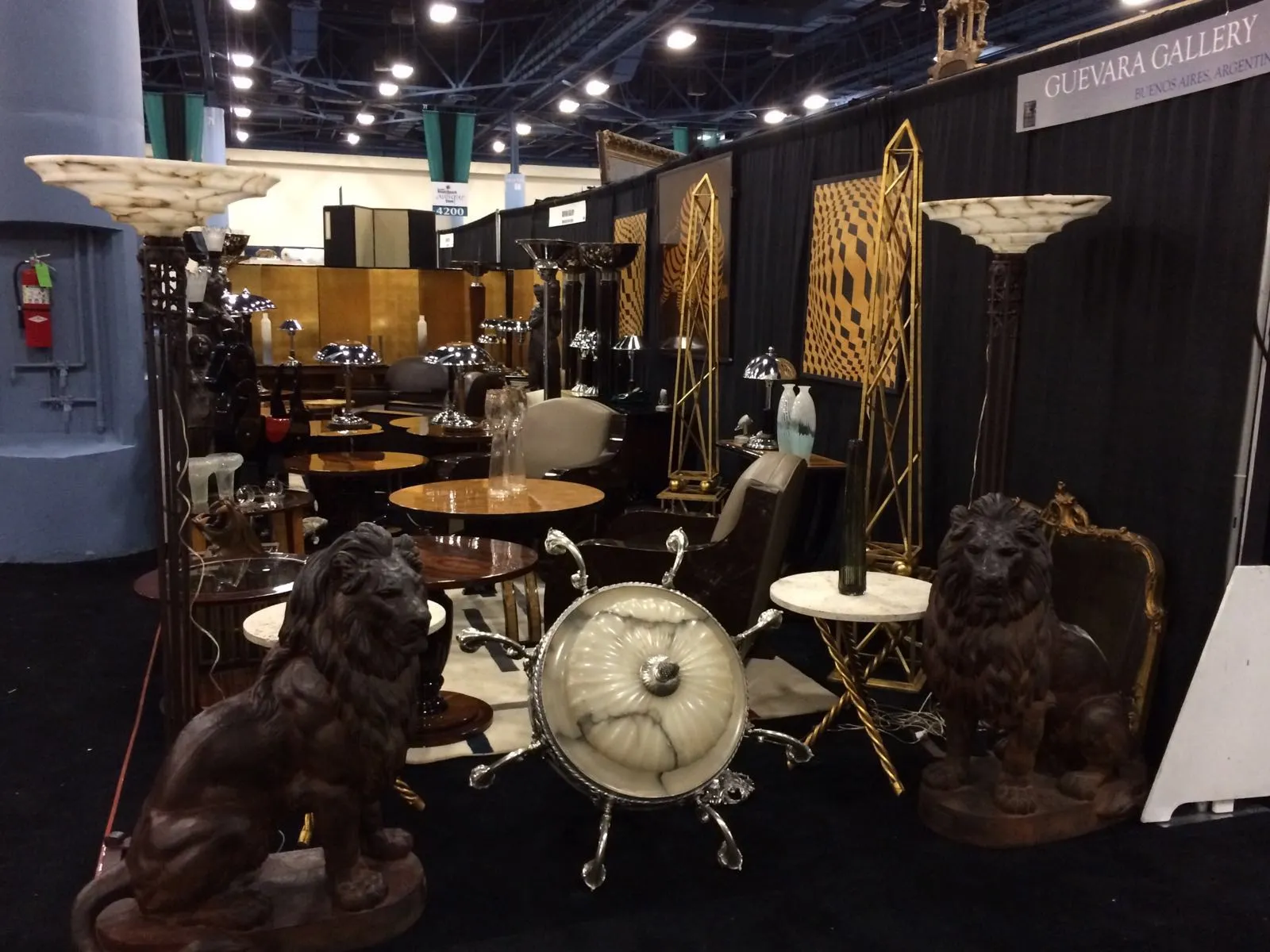 Due tavolini antichi con dettagli decorativi in un ambiente elegante