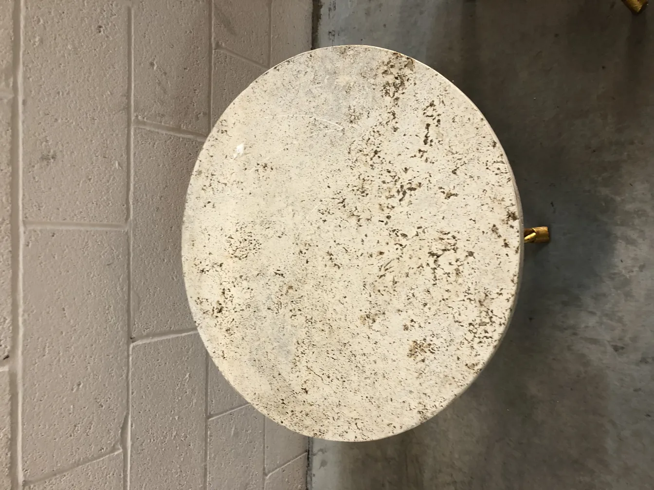 Visão de 2 mesinhas antigas ovais com pernas douradas em um ambiente claro.