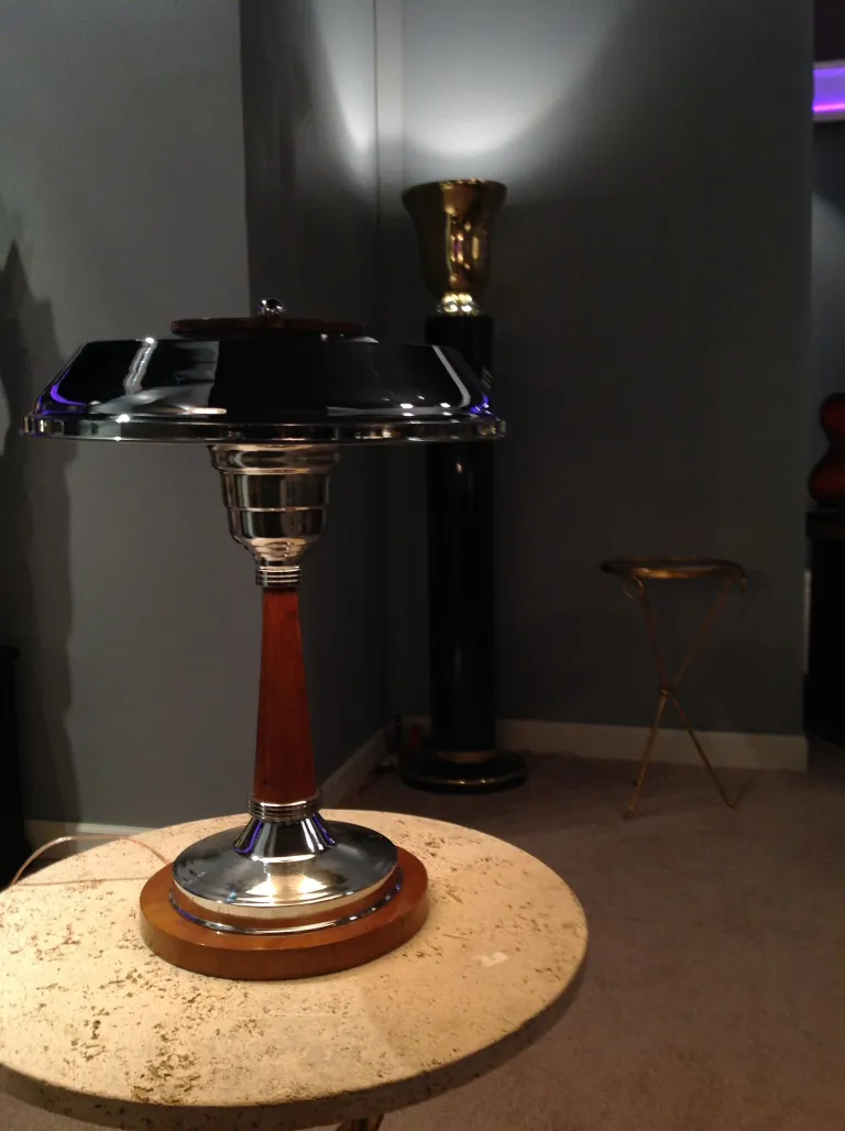 duas mesinhas antigas decorativas em um ambiente elegante