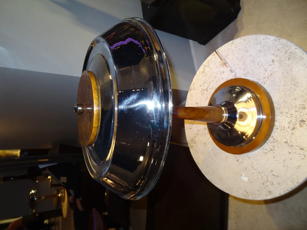 طاولتان صغيرتان قديمتان بلمسة لامعة وتصميم أنيق، في بيئة مريحة.