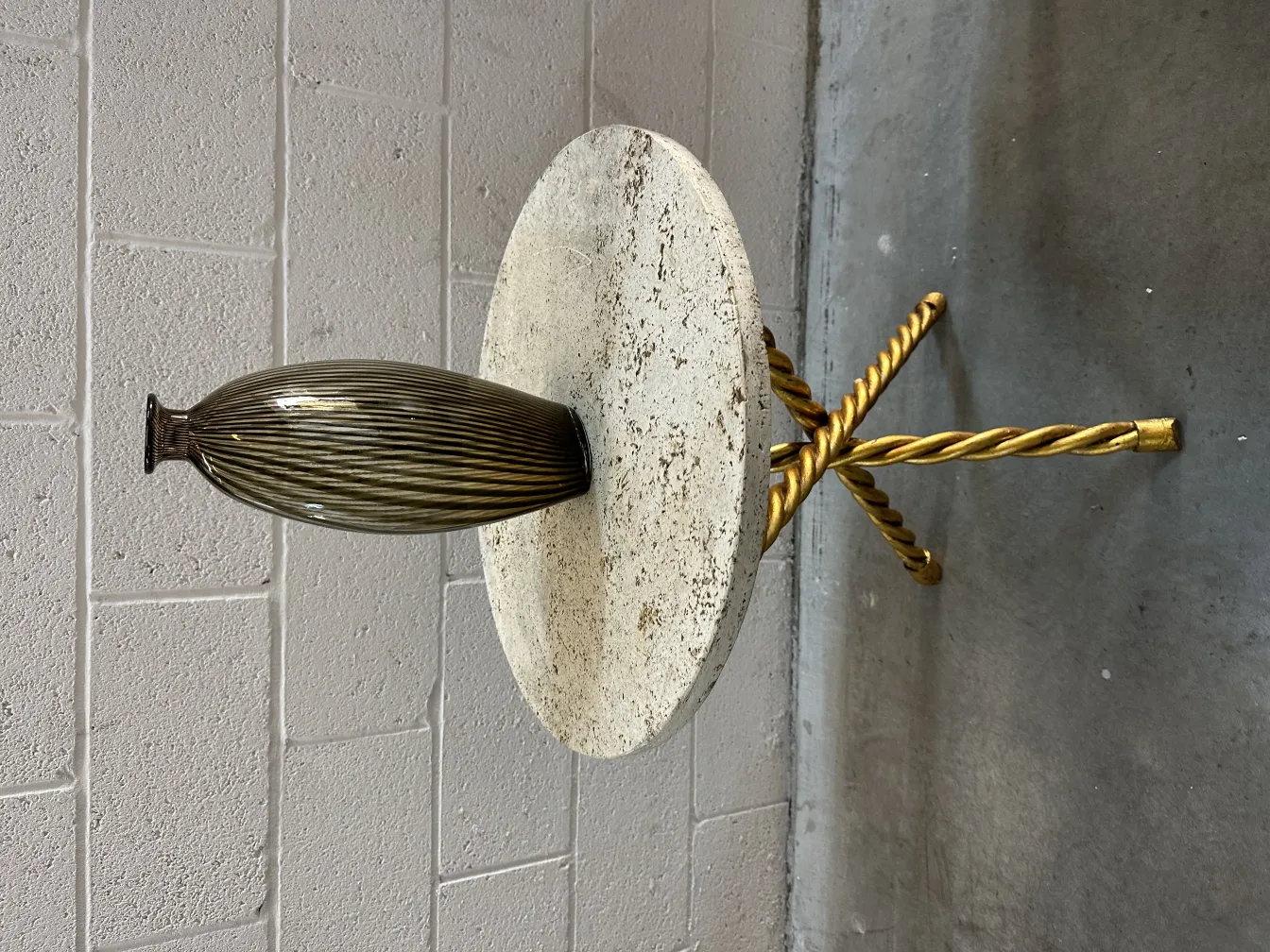 Due tavolini antichi con design decorativo in un ambiente moderno