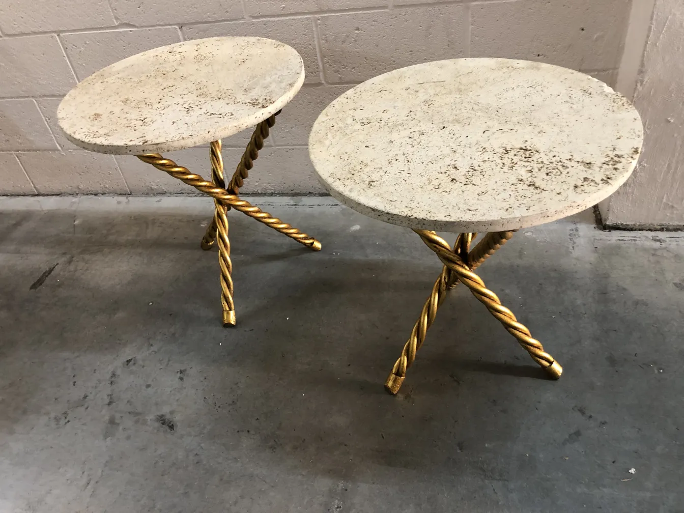 Ensemble de deux petites tables antiques avec des plateaux ronds et des pieds dorés torsadés