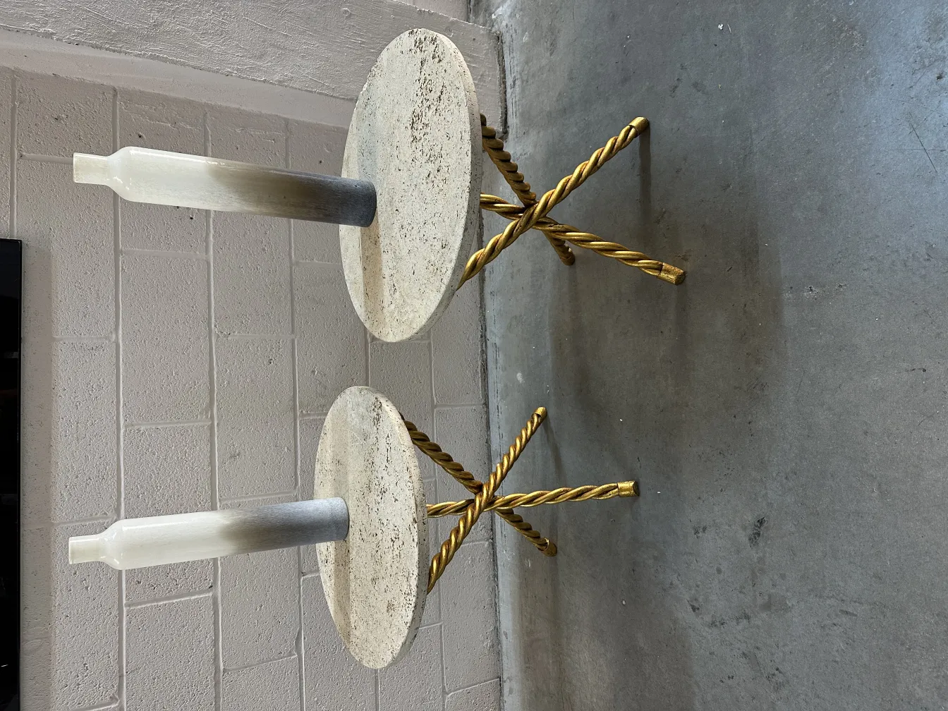 Deux petites tables anciennes avec plateau rond et pieds dorés