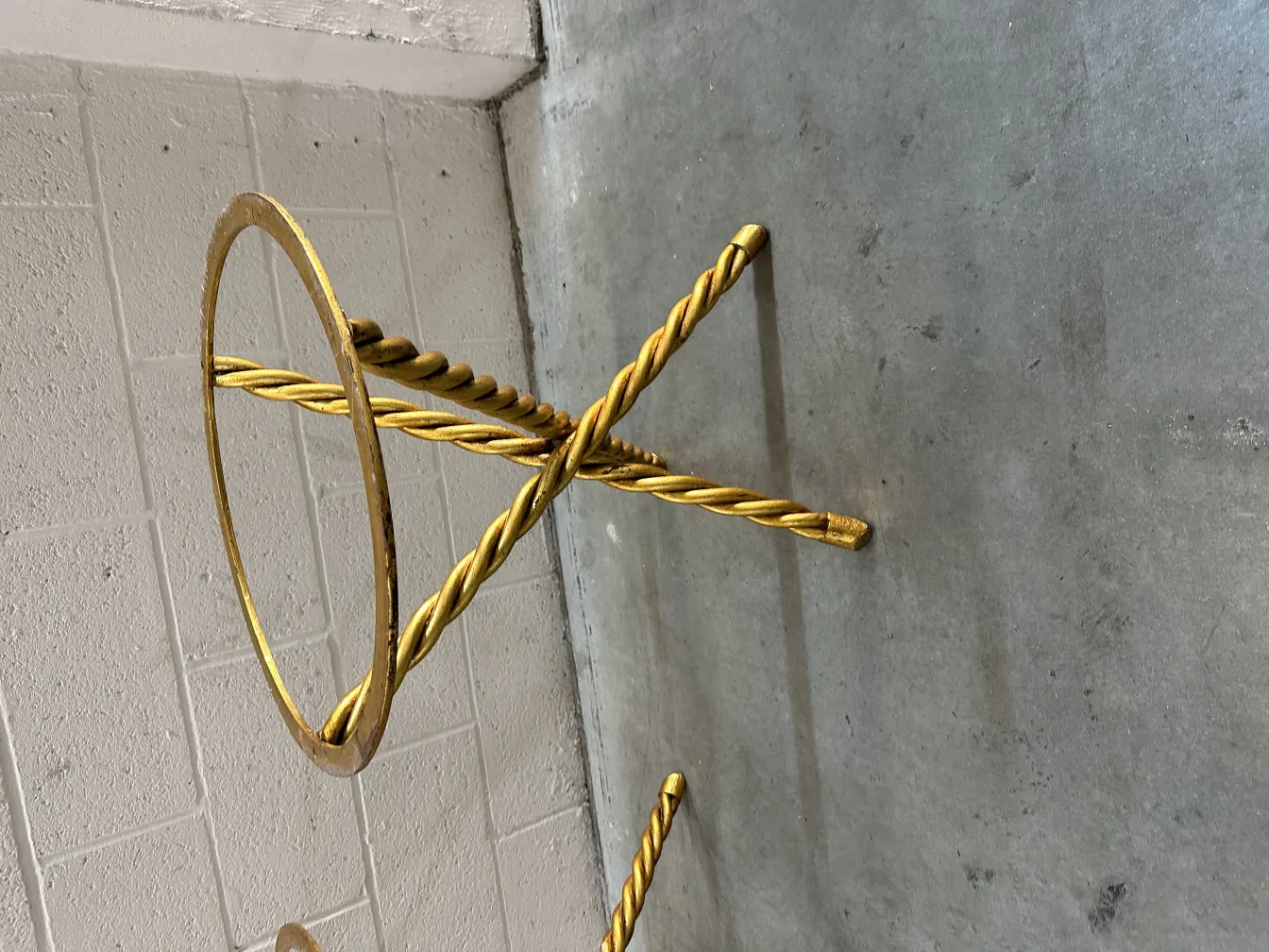 2 mesitas antiguas con diseño decorativo en un ambiente neutro