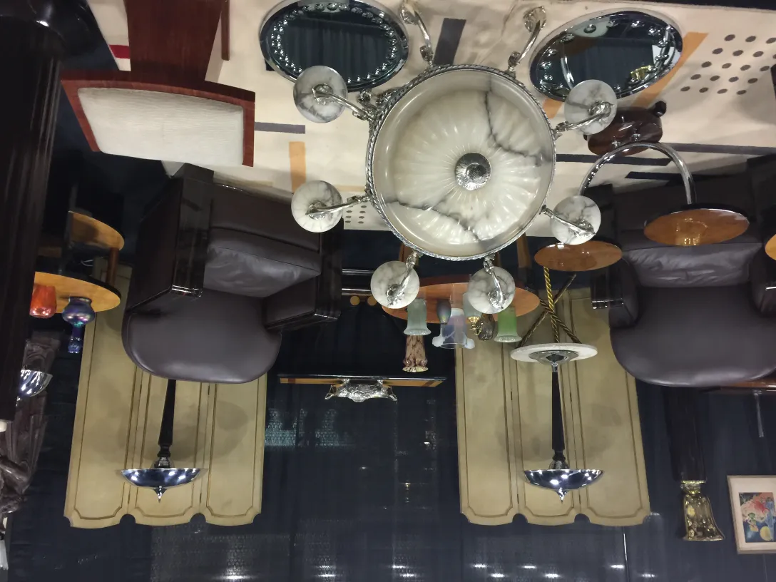 deux petites tables anciennes dans un environnement décoré, chaises et lampe