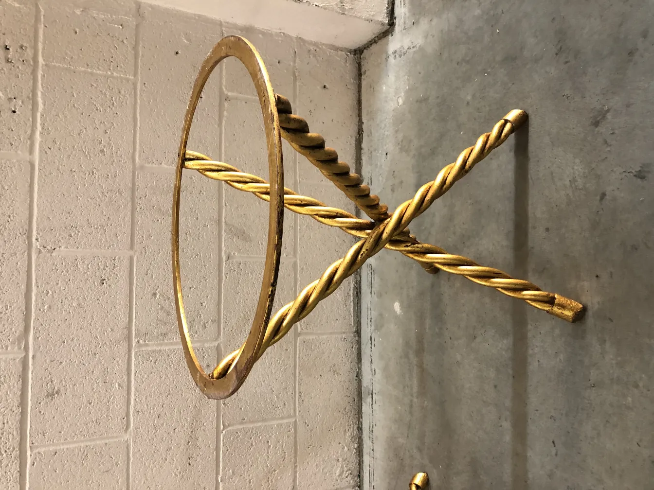 金のベースを持つ小さな装飾用古いテーブル2つ