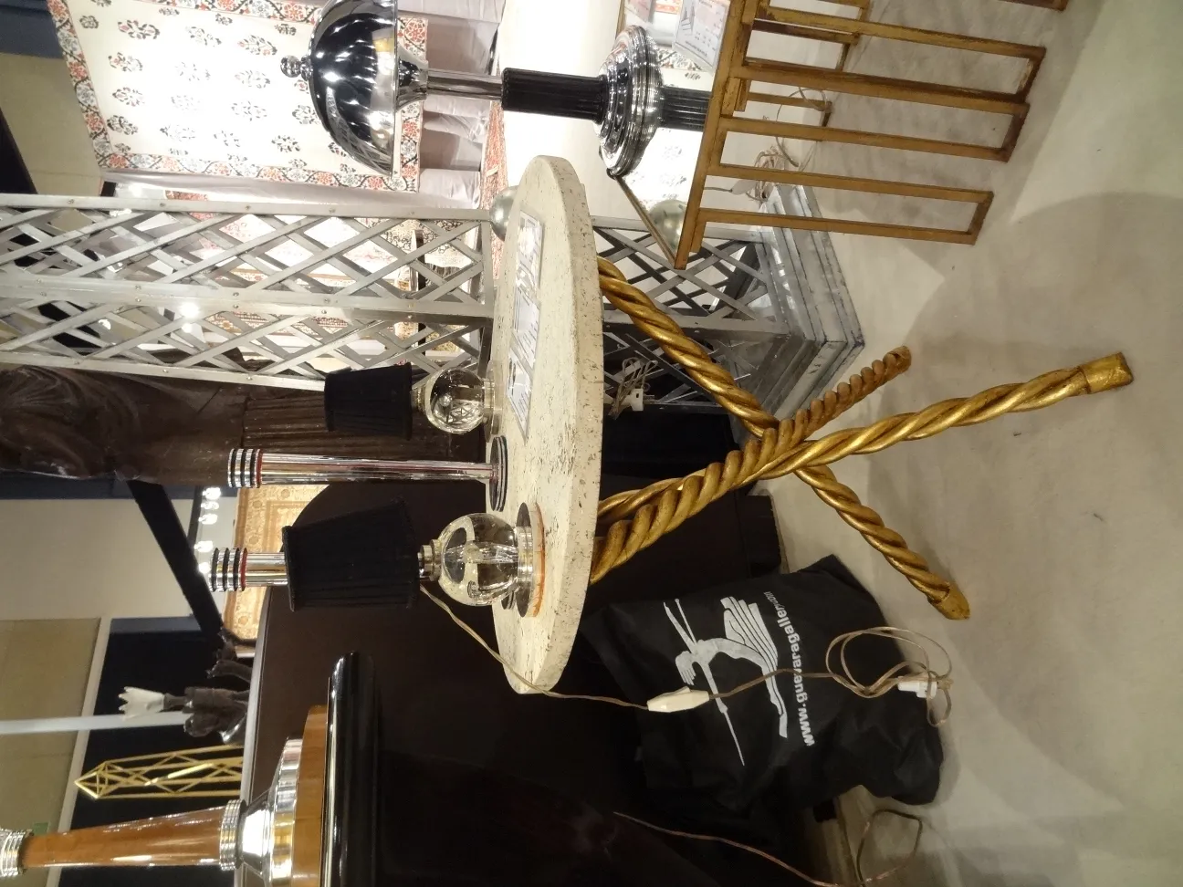 Dos mesitas antiguas con patas doradas, en un ambiente decorativo