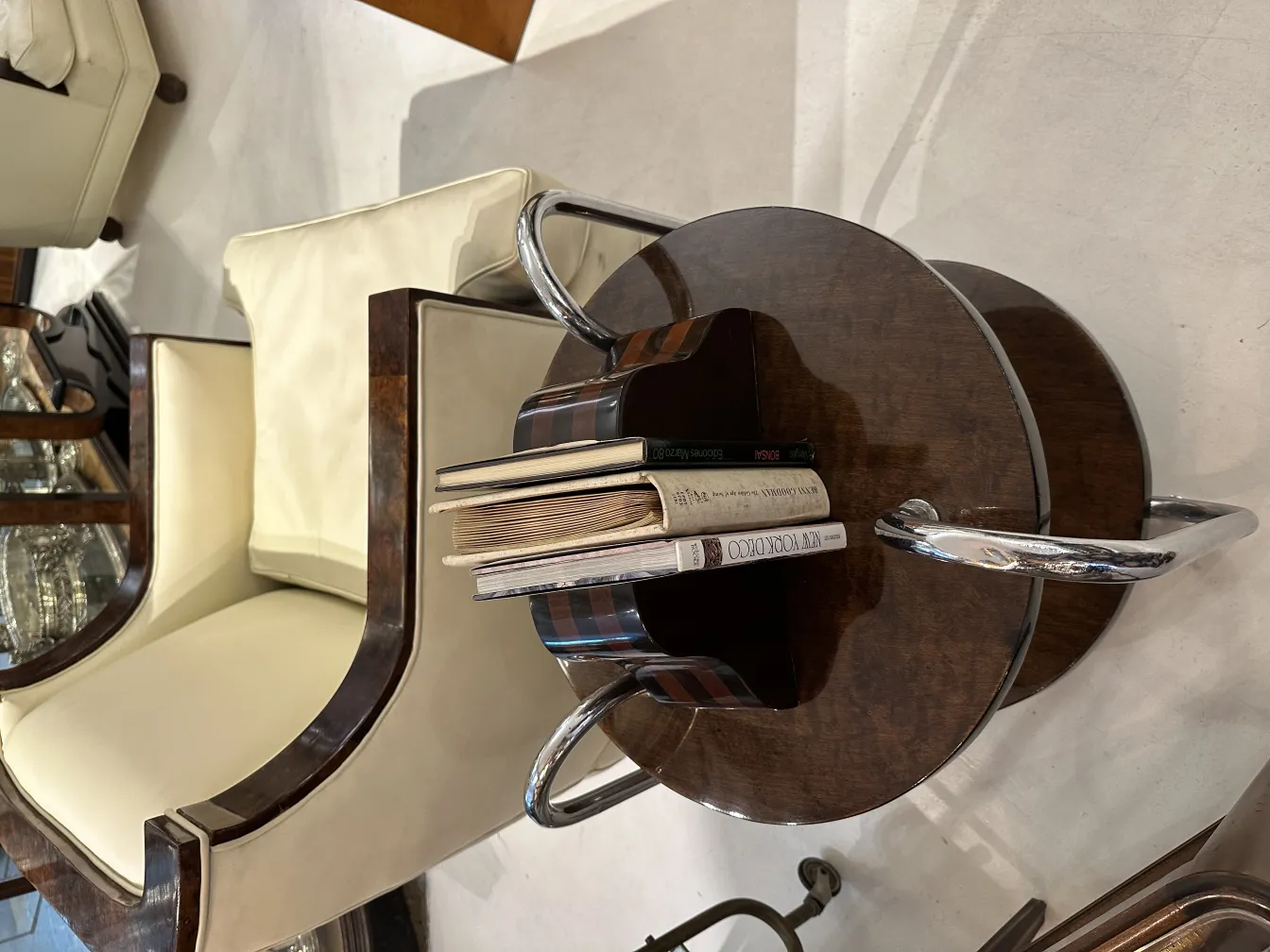 Suportes para livros estilo Art Nouveau com livros diversos.