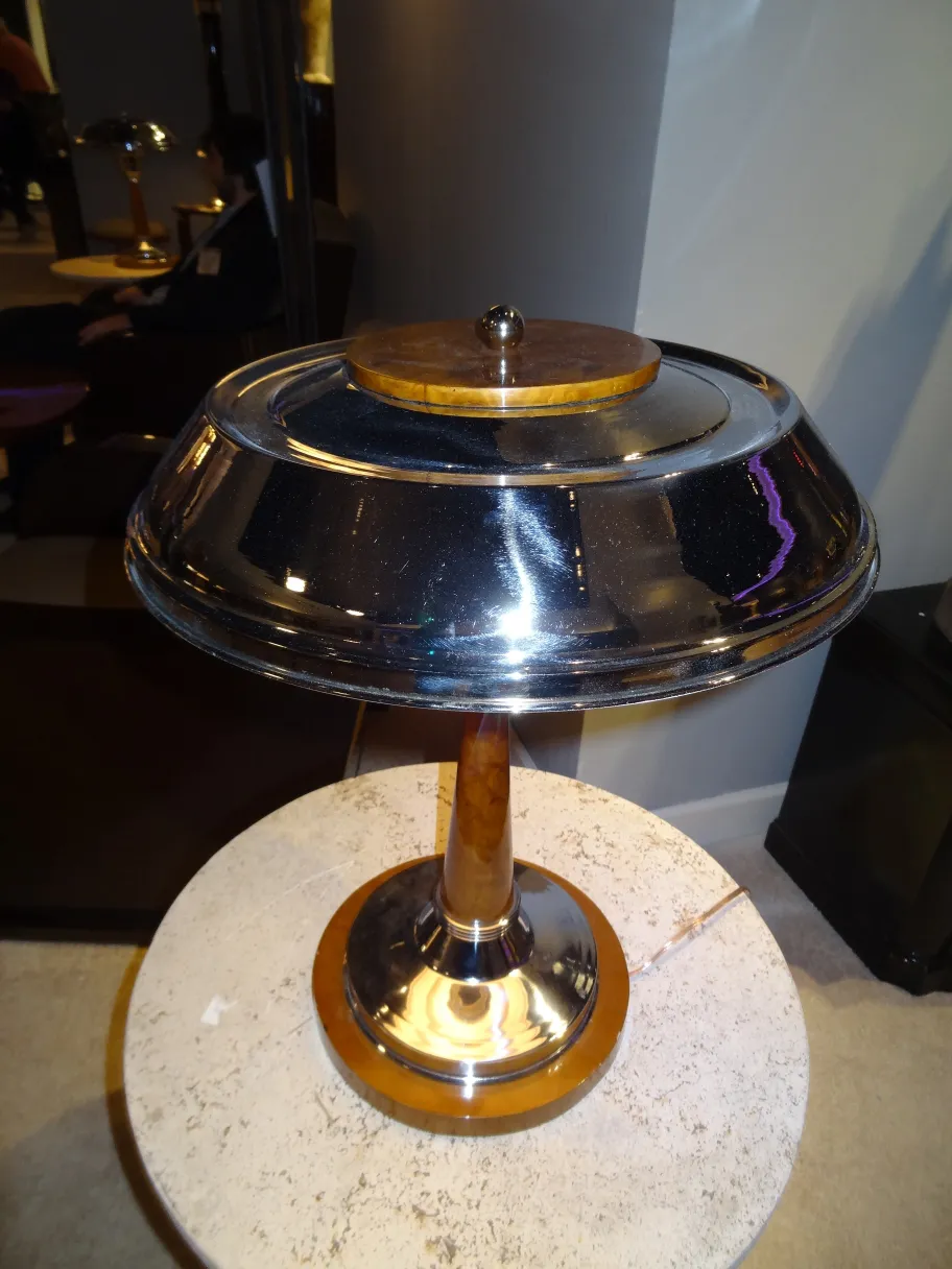 2 mesinhas antigas com design elegante em um ambiente acolhedor