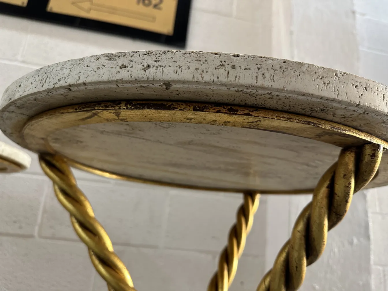 gros plan de 2 petites tables antiques avec des détails dorés