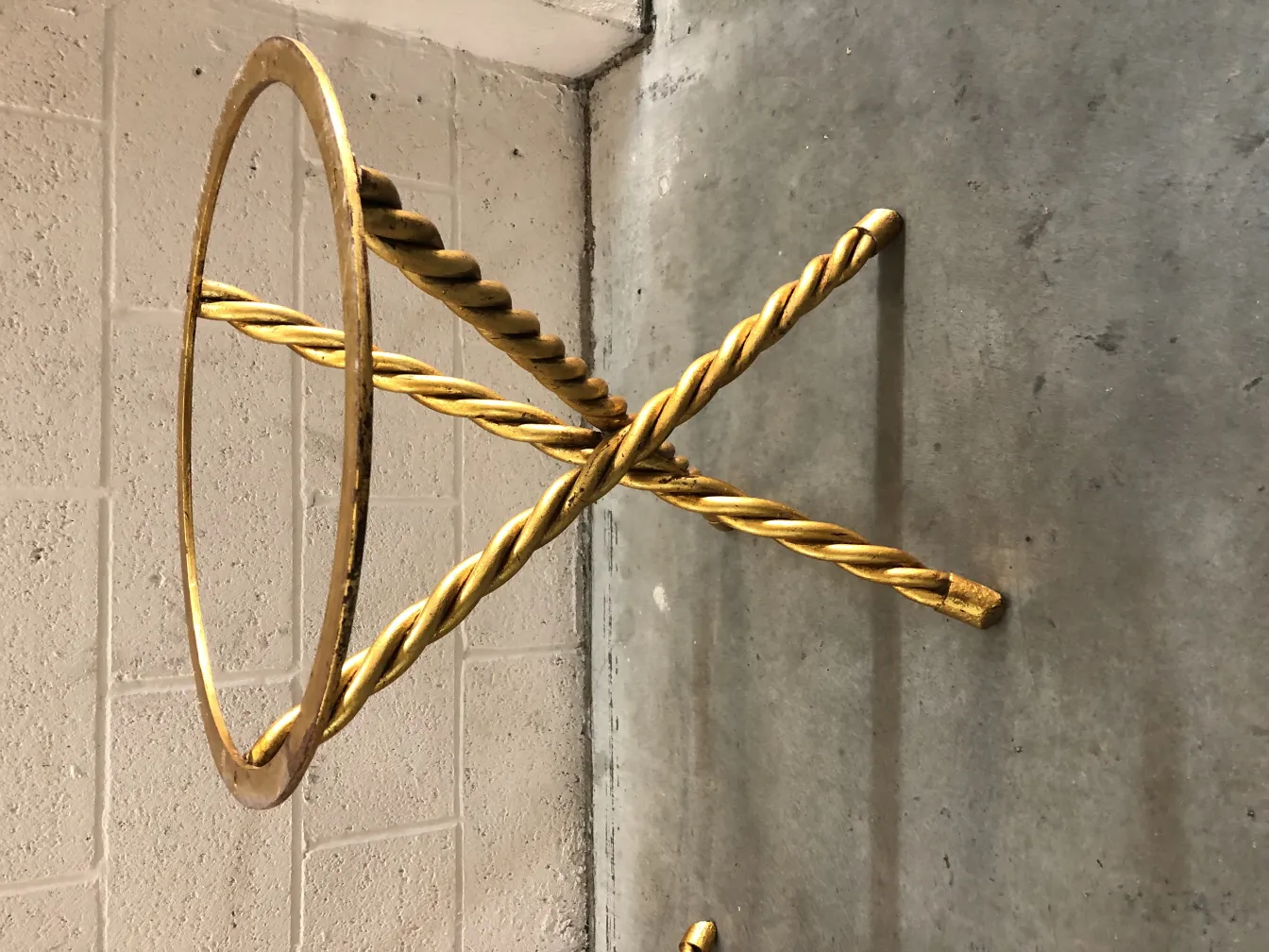 2 mesinhas antigas decorativas, com design elegante e dourado.