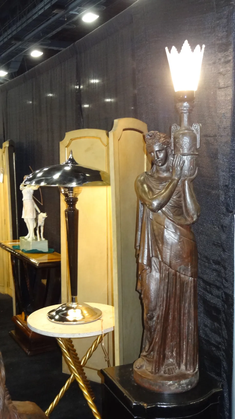 dos mesitas antiguas con detalles decorativos en un ambiente elegante