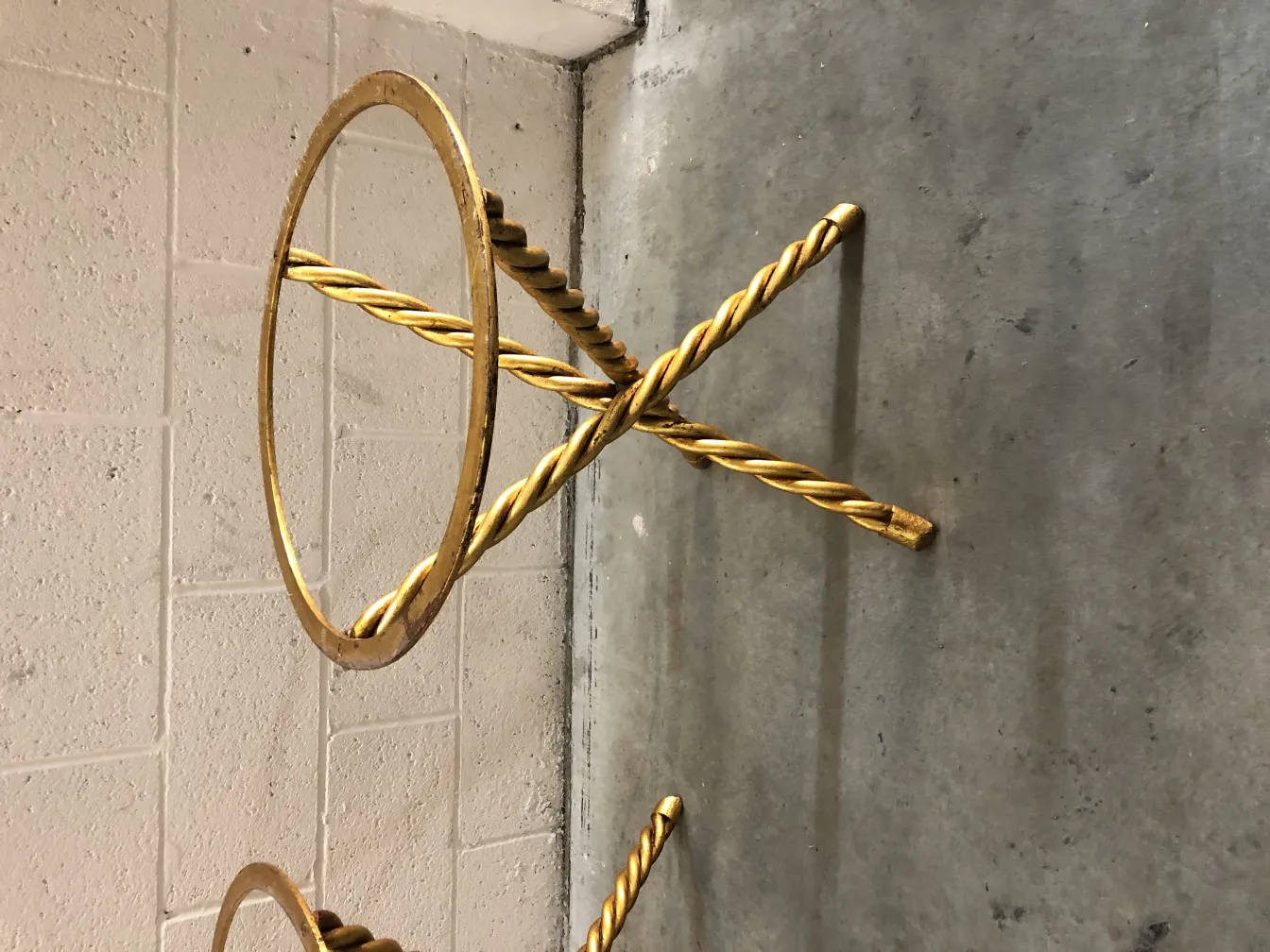 duas mesinhas antigas decorativas com design único