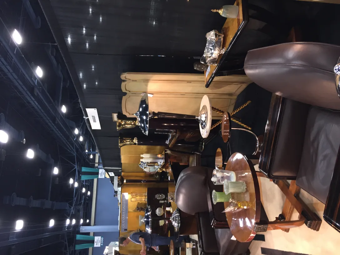 우아한 장식과 세련된 다리를 가진 작은 오래된 테이블 2세트, 우아한 분위기에 둘러싸여 있습니다.