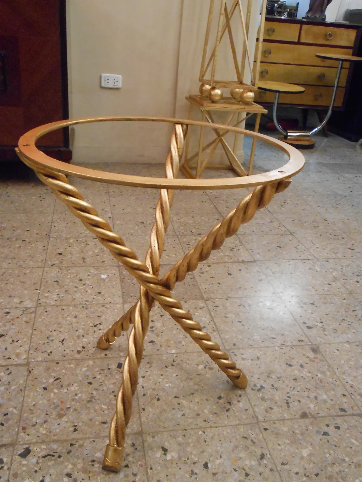 2 古董边桌金色扭曲腿，优雅环境