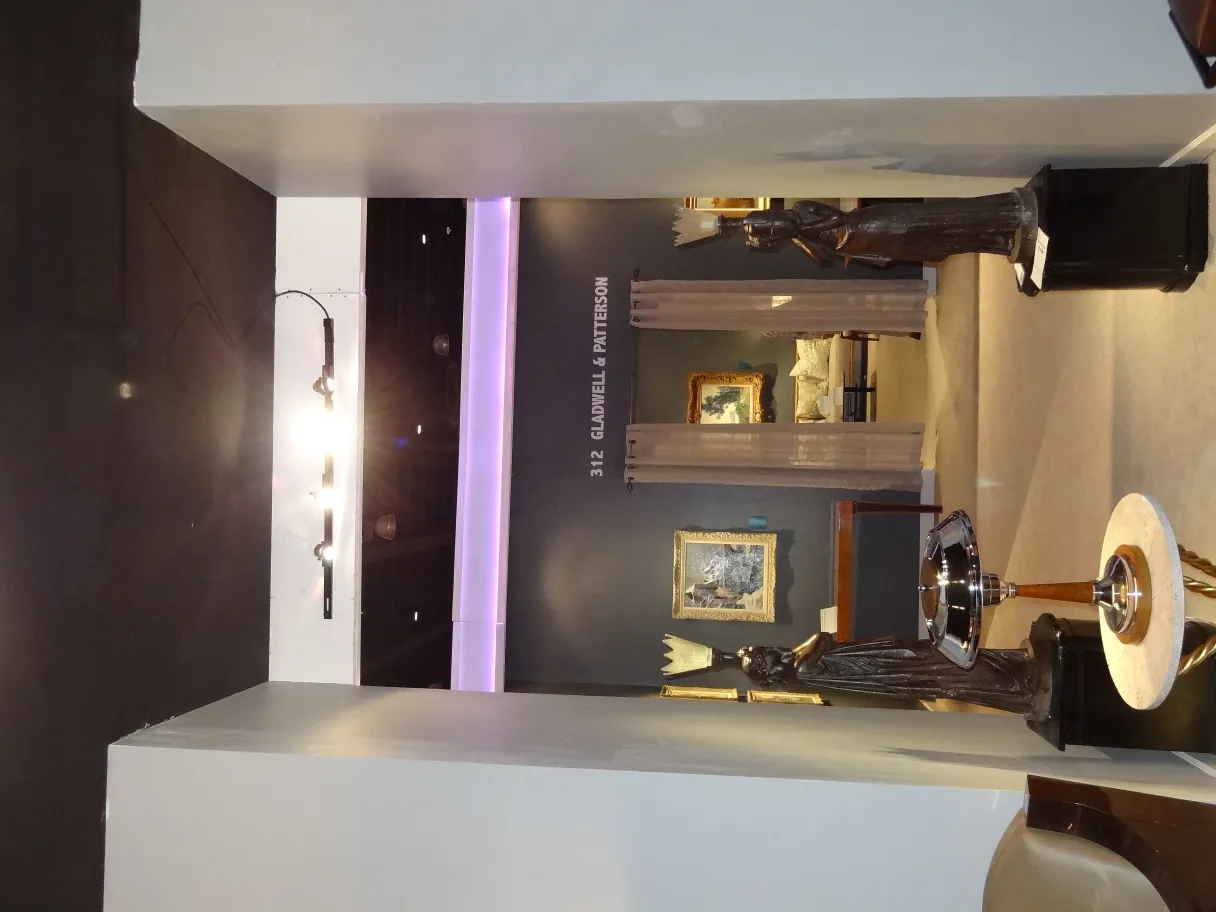 две маленькие антикварные столы в элегантной обстановке