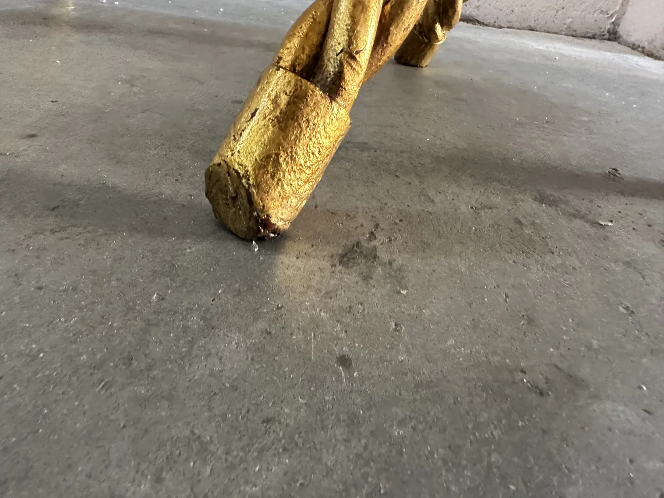 दो छोटी प्राचीन मेज़ अद्वितीय डिज़ाइन वाले ग्रामीण सेटिंग में।