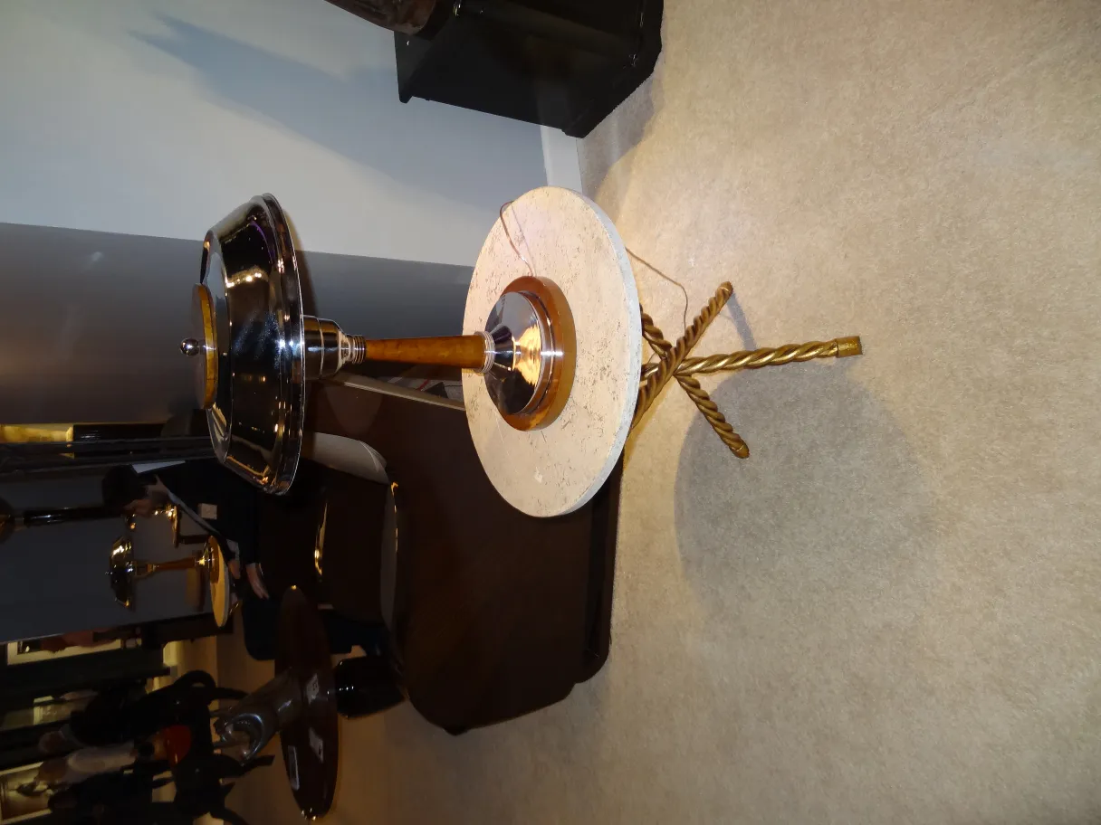 Antike dekorative kleinere Tische mit elegantem Design in modernem Umfeld.