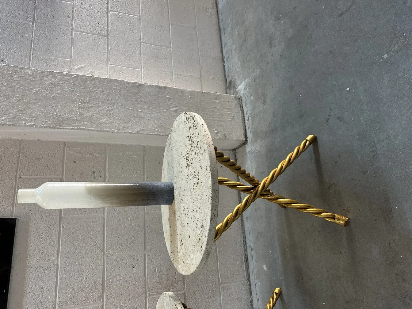 Deux petites tables anciennes avec des bases dorées décoratives