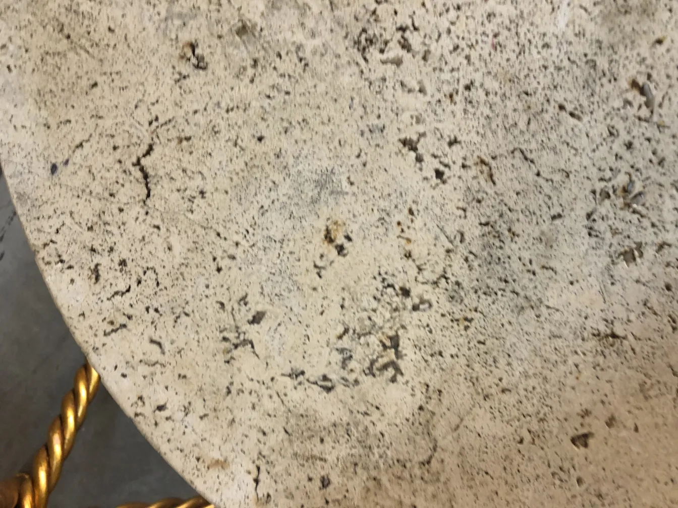 ऊपर से देखने पर 2 पुरानी सजावटी छोटी मेज़ के साथ विवरण