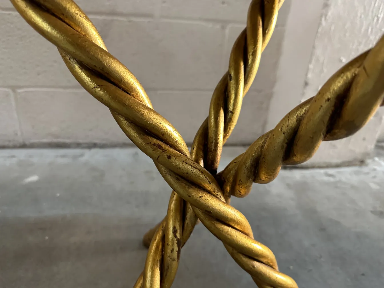 작은 테이블 2개 클로즈업, 금색 다리, 고전 스타일.