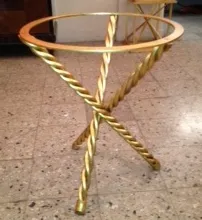 現代的な環境にある、ねじれた脚を持つ小さなアンティークテーブルが2つの写真。