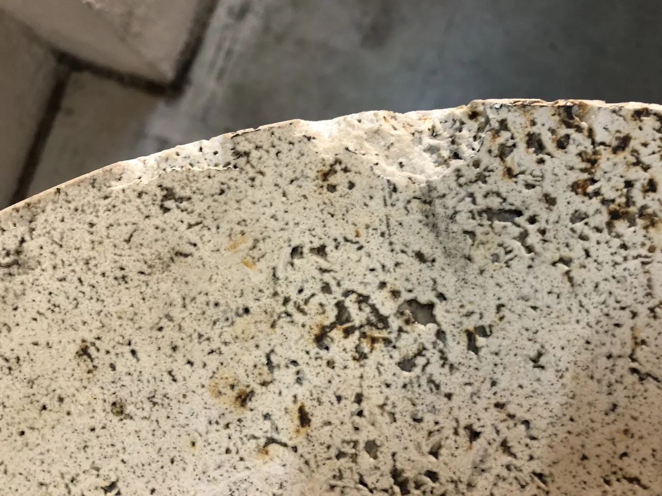 vista ravvicinata di due tavolini antichi con dettagli visibili