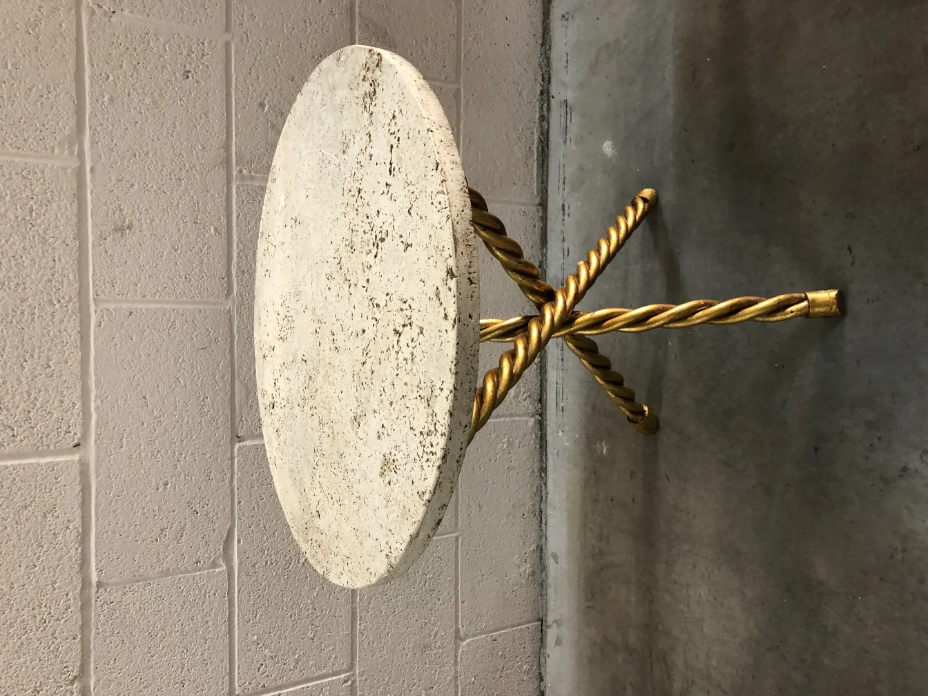 2 kleine antike Tische mit ovaler Platte und goldenen Beinen in einer einfachen Umgebung