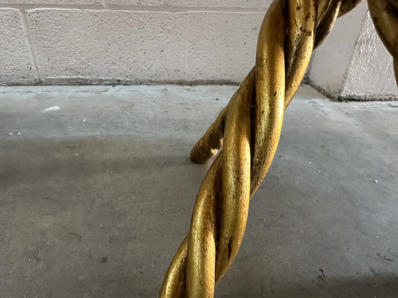 2 प्राचीन छोटी मेज़ की सुनहरी घुंघराली पैरों का दृश्य