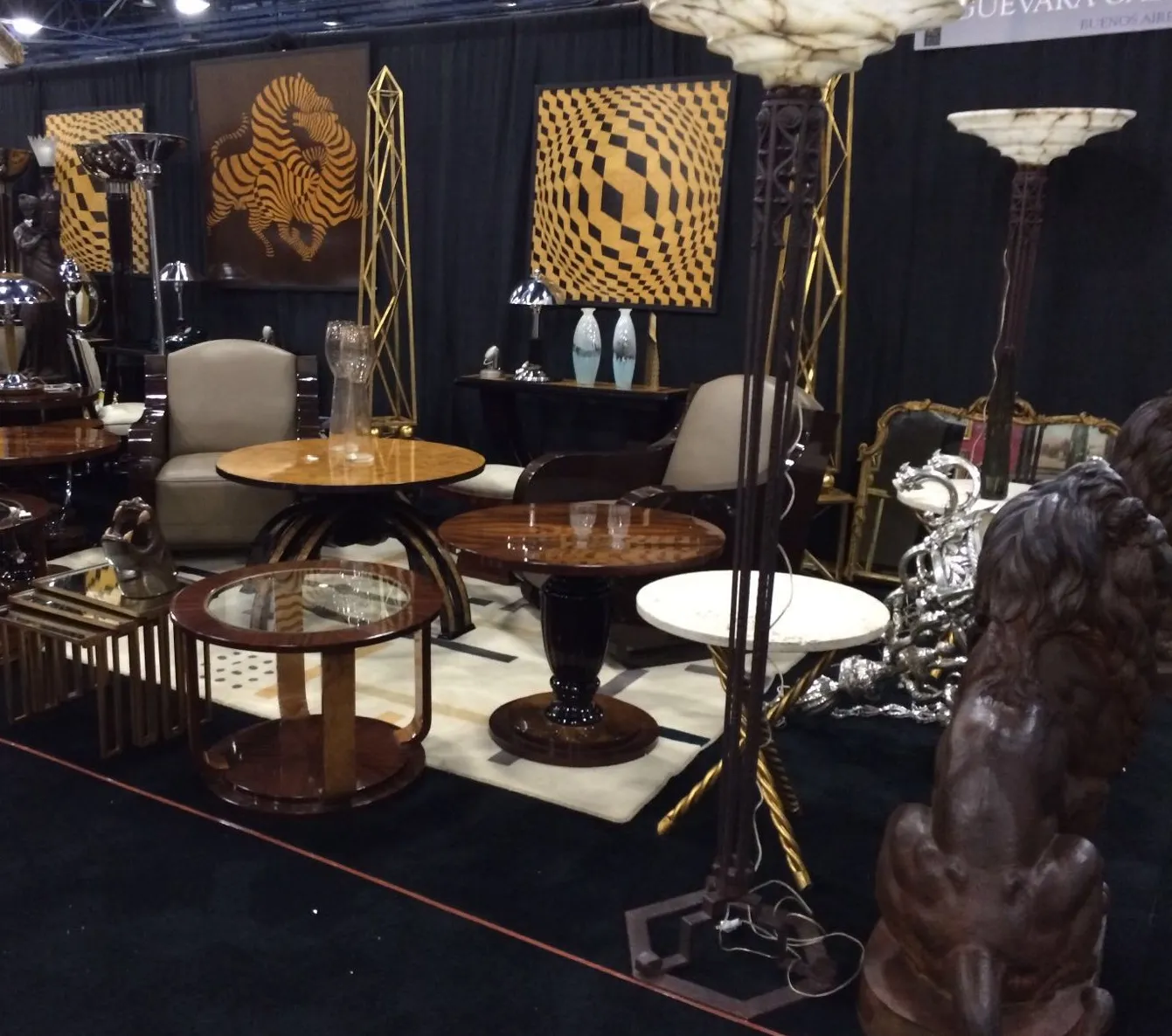 エレガントな環境に置かれた古い小さなテーブル2つとランプ