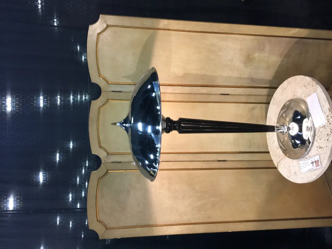 Deux petites tables antiques au design élégant, parfaites pour décorer n'importe quel espace.