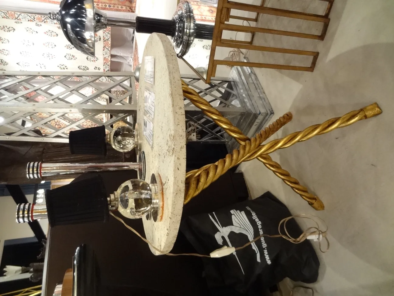 2 petites tables anciennes avec une base dorée torsadée, idéales pour la décoration.