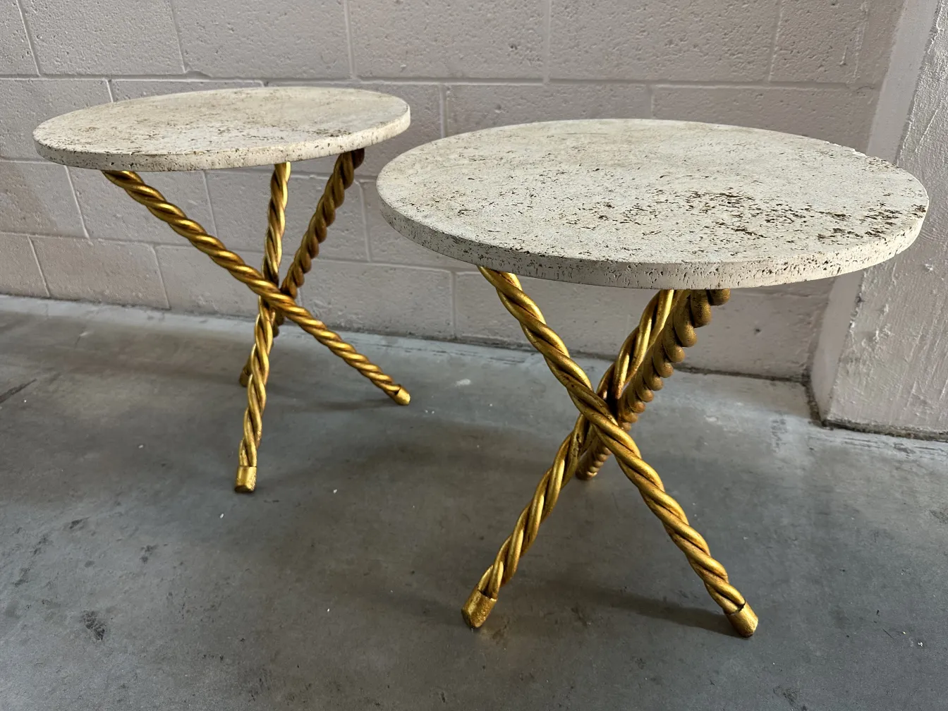 deux petites tables anciennes avec des pieds dorés dans un environnement minimaliste