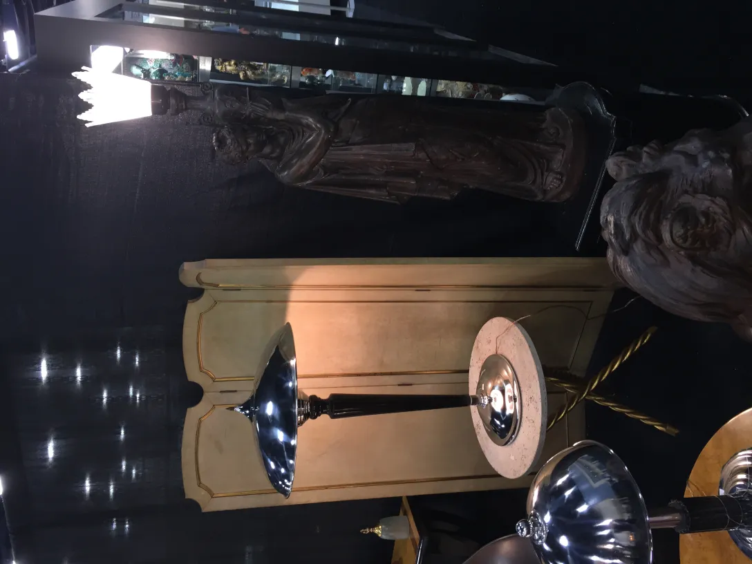 古い小さなテーブル2つ、クラシックなデザイン